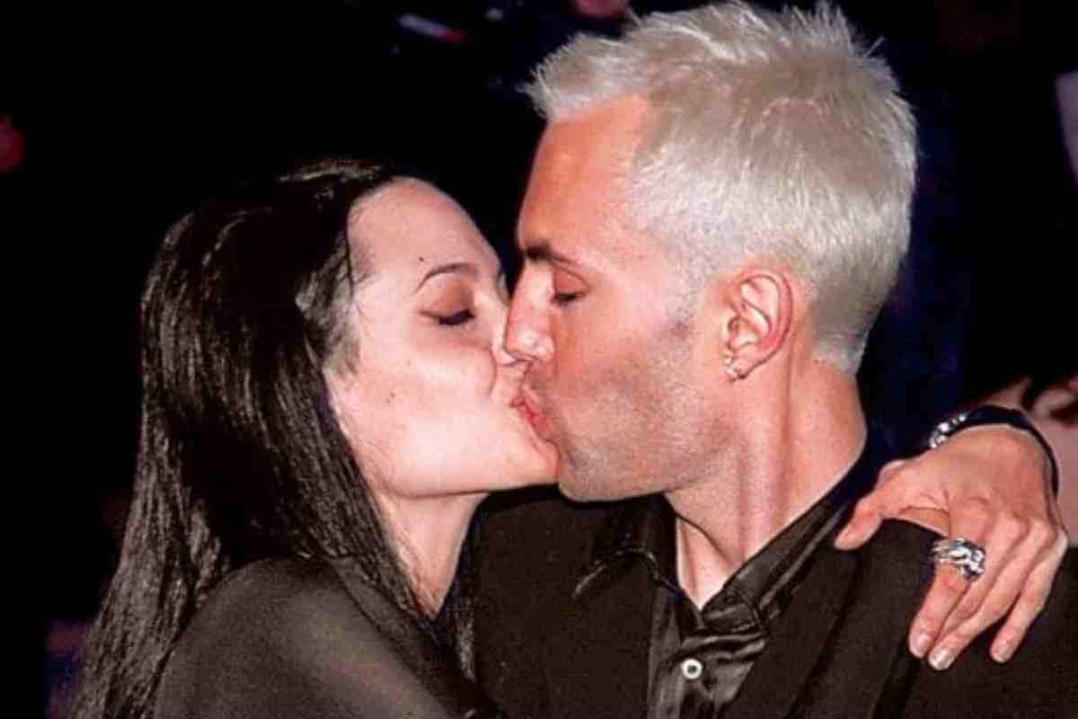 Angelina Jolie e il bacio col fratello (web source) 29.12.2022 crmag