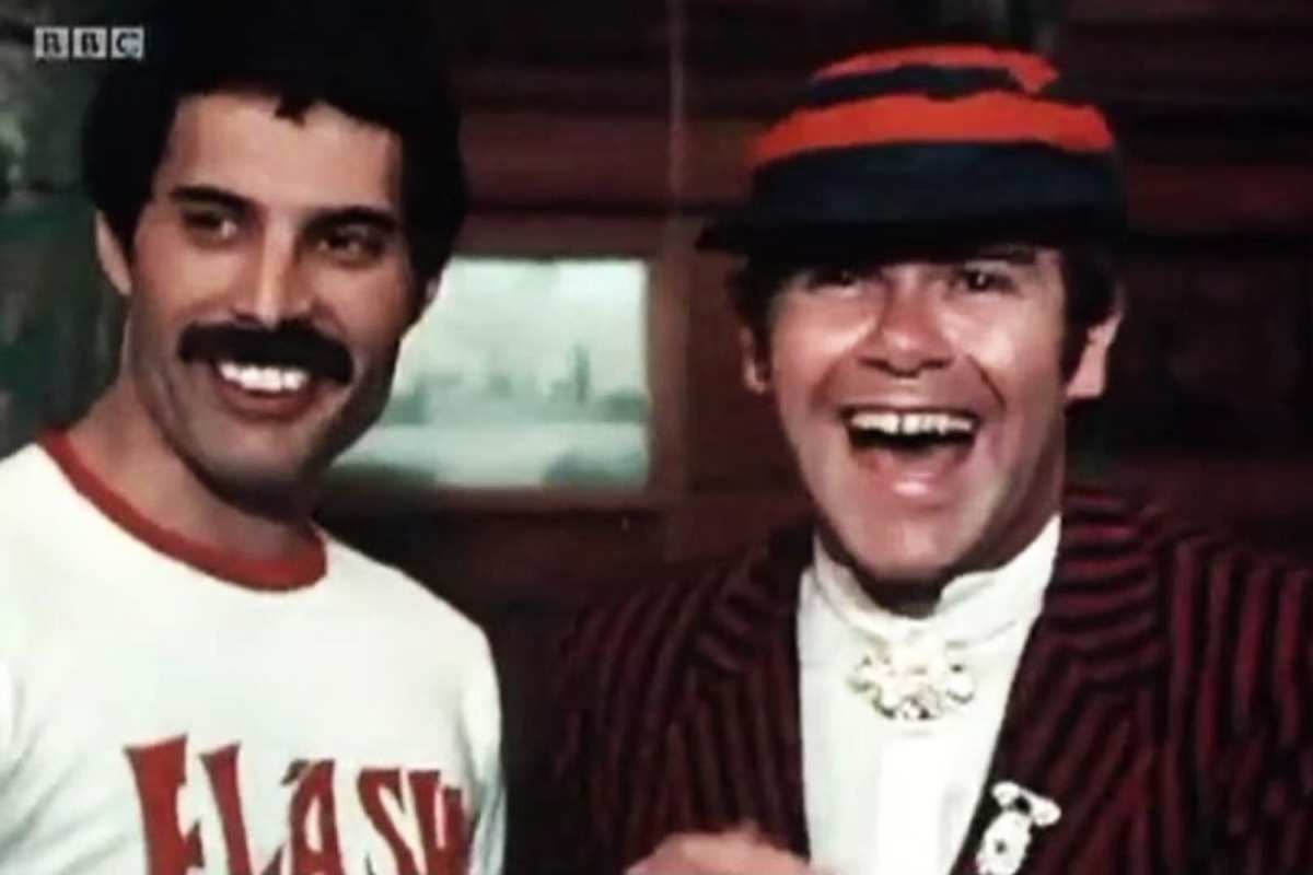 Elton John e Freddie Mercury (dalla tv) 30.12.2022 pontilenews