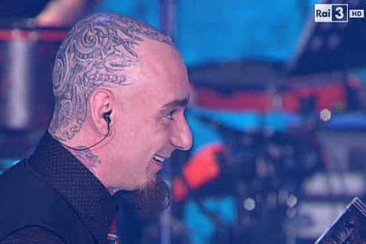 I tatuaggi in testa di J-Ax (dalla tv) 19.12.2022 pontilenews