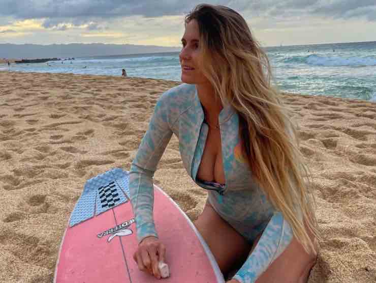 Alana Blanchard campionessa di surf spodestata da un gatto