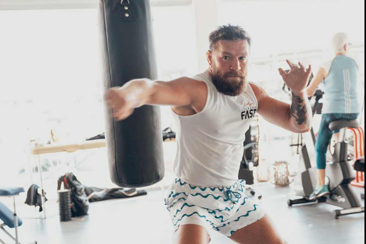 McGregor atleta ed imprenditore su uno yacht esclusivo Lamborghini
