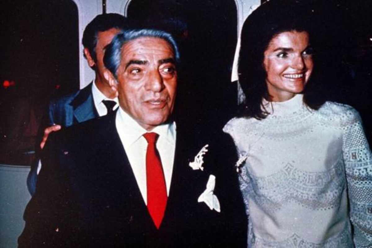 Aristotele Onassis con Jacqueline Kennedy (web source) 2.1.2023 pontilenews