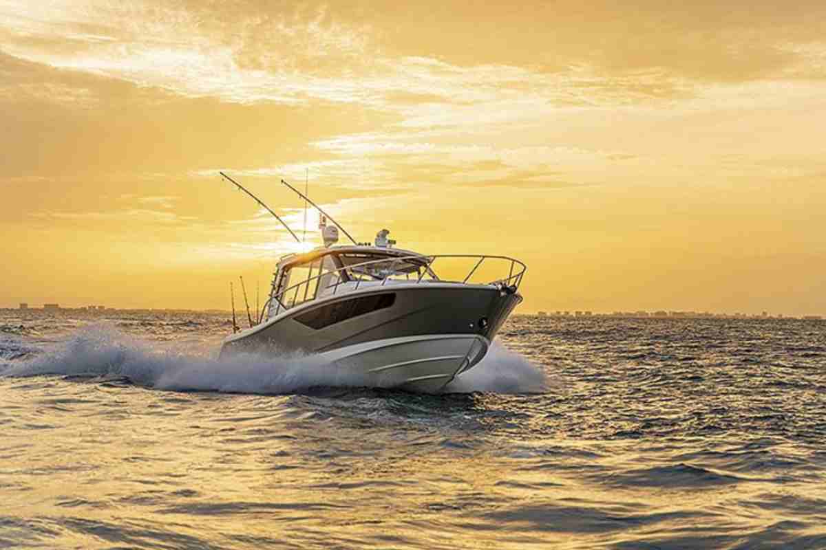 Il Boston Whaler Conquest 405 al tramonto