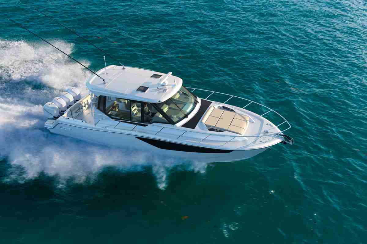 Boston Whaler Conquest 405