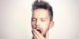 insonnia uomo stanco che sbadiglia