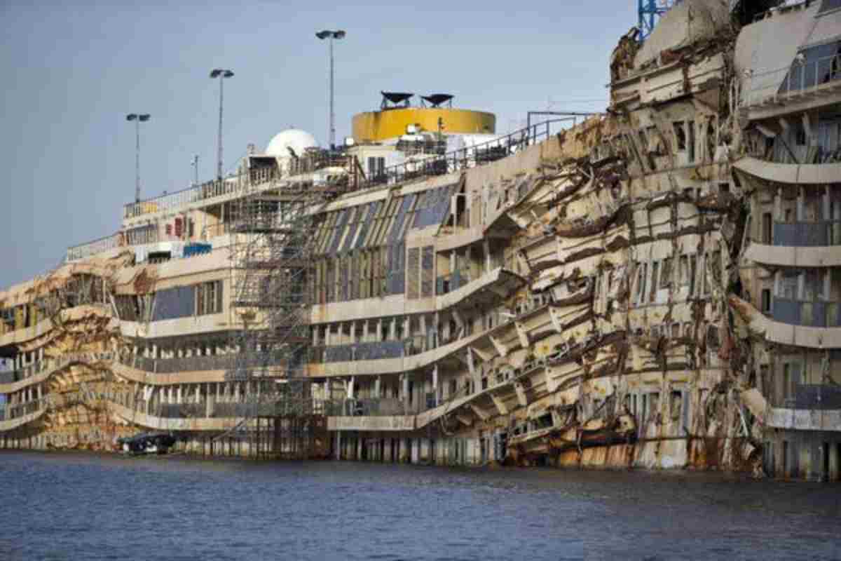 La Costa Concordia raddrizzata (Ansa) 5.1.2023 pontilenews