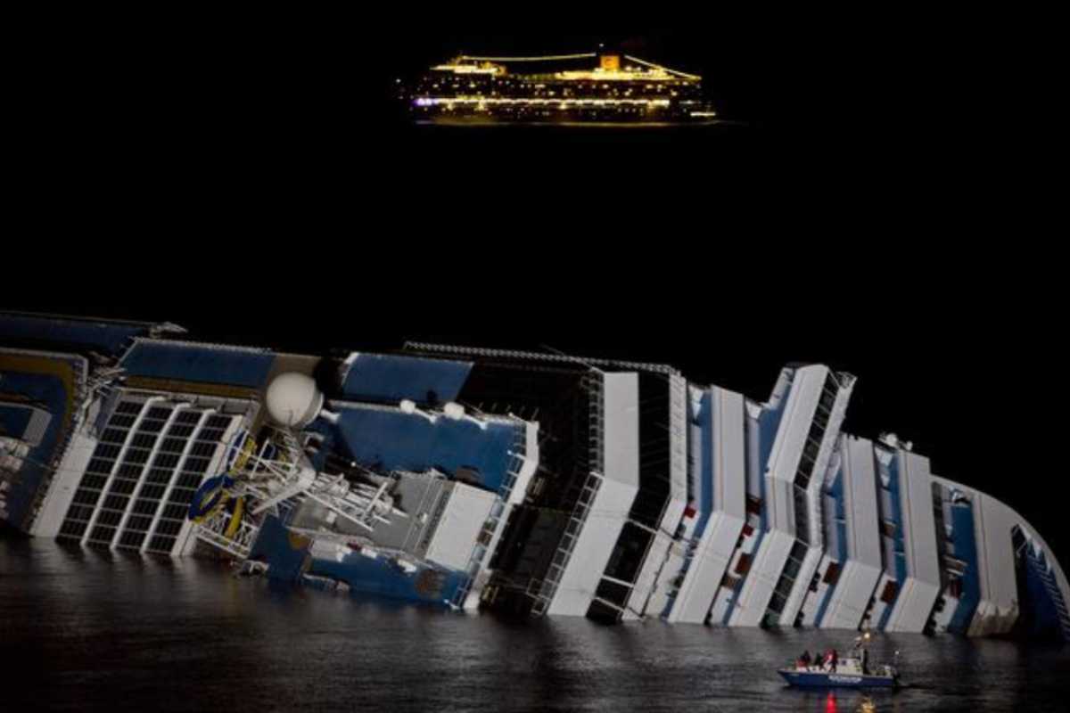 La notte della Costa Concordia (Ansa) 5.1.2023 pontilenews