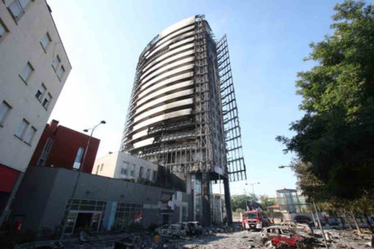 L'incendio nel grattacielo dove vive Mahmood (Ansa) 14.1.2023 pontilenews