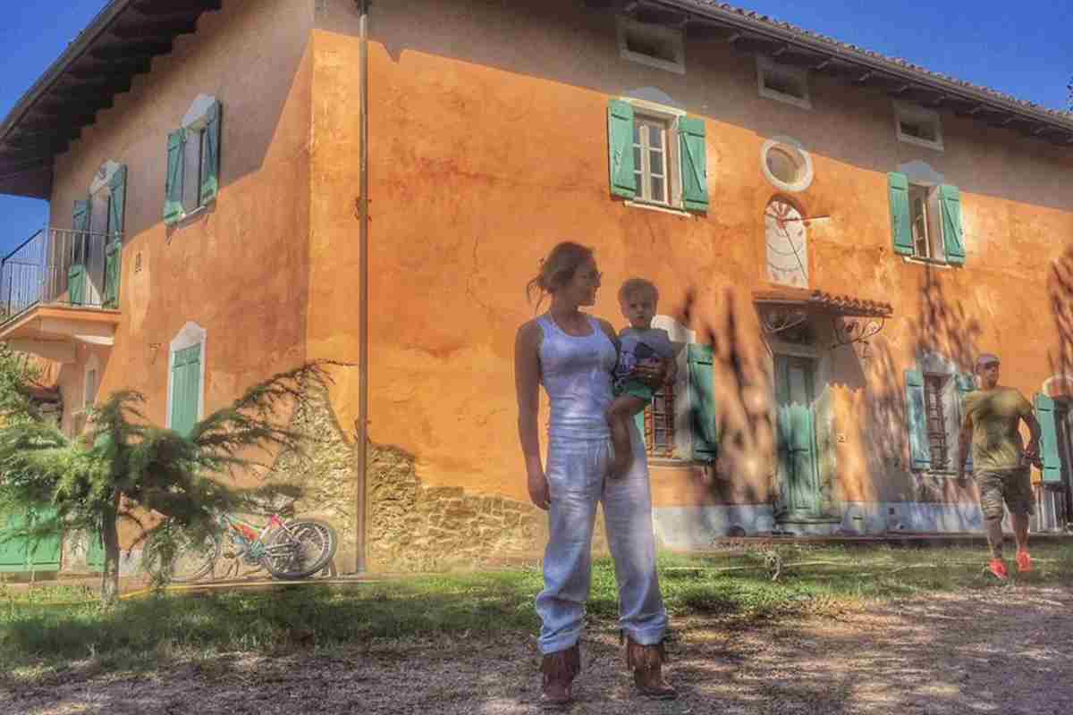 Ornella Muti davanti alla sua splendida casa (Facebook) 10.1.2023 pontilenews