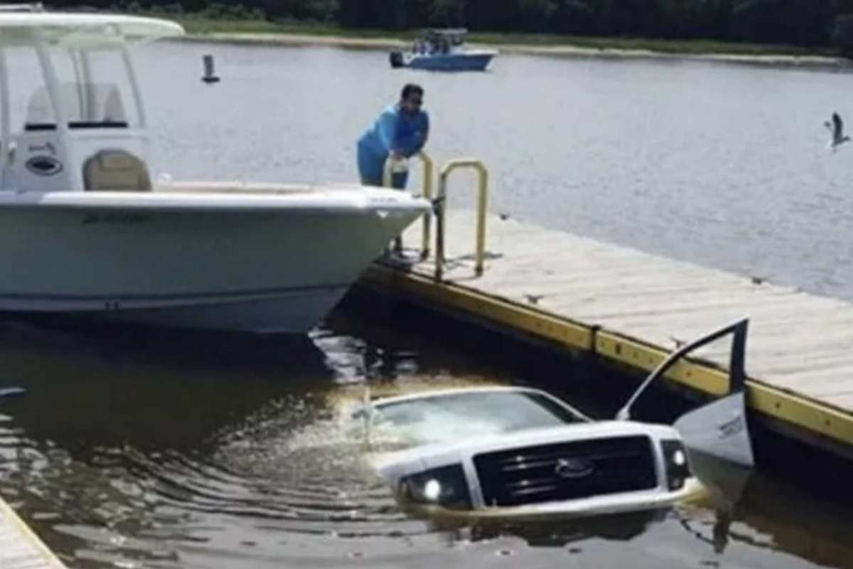 Un'automobile sfortunata finisce in acqua