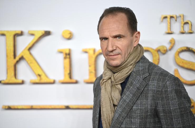 Ralph Fiennes paparazzato, si infuria