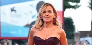 barbara d'urso in gonna: una bellezza che fa impazzire tutti