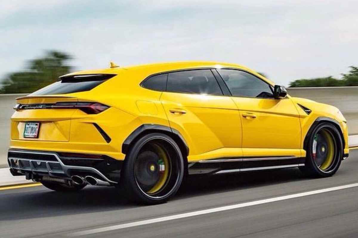 Lamborghini Urus distrutta