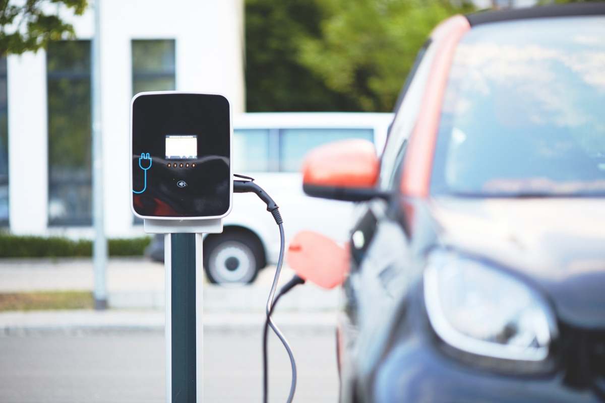 Altroconsumo mette a confronto i consumi di autoveicoli elettrici e a combustione: ecco i risultati