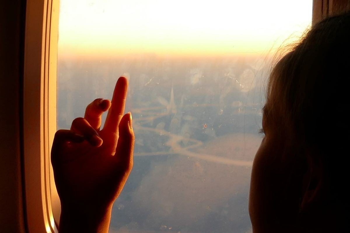 bambino piange durante volo passeggero infuriato