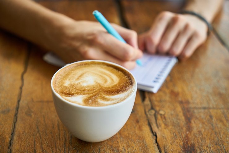 Gli zuccheri aggiunti nel caffè sono pericolosi