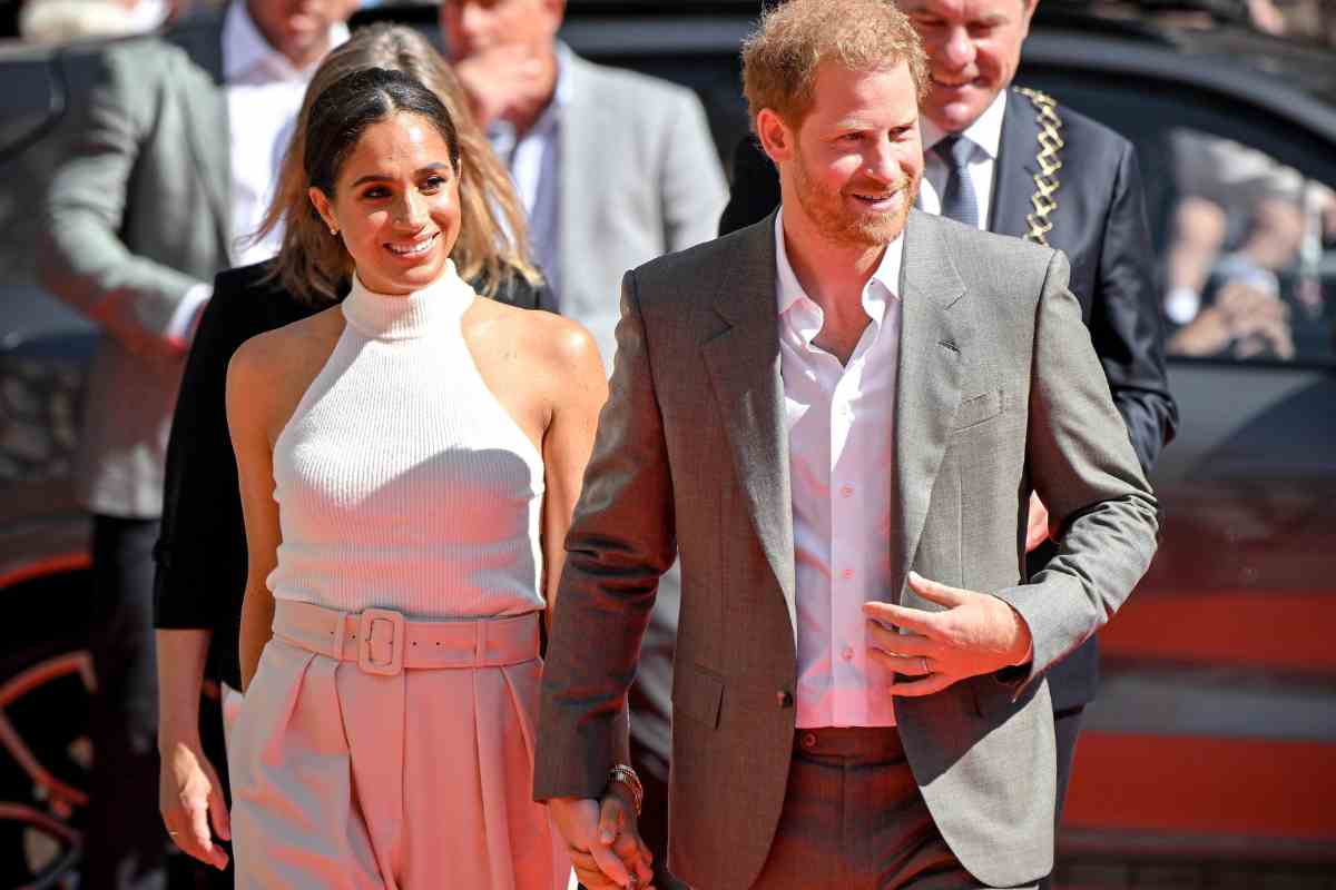 harry comportamento con meghan