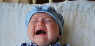 bambino piange durante volo passeggero infuriato