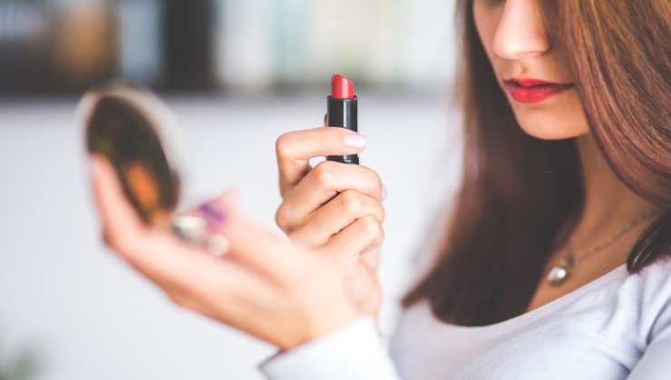 chi lavora qui ha obbligo di mettere il rossetto tutti i giorni