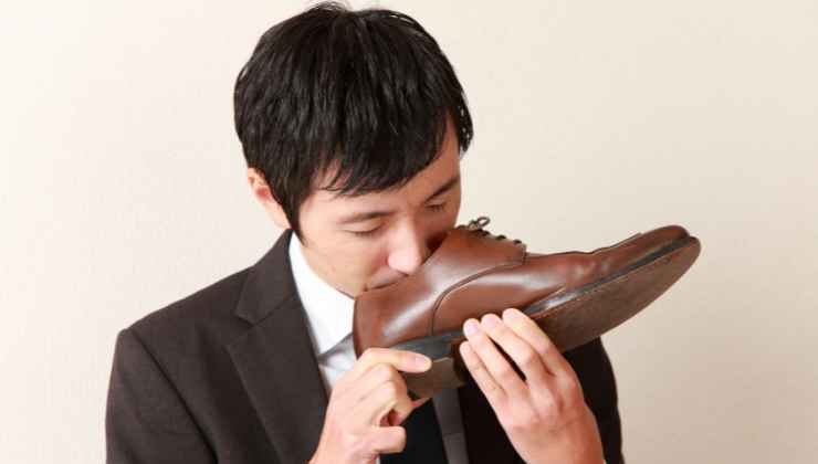 Eliminare cattivo odore scarpe talco e olio essenziale