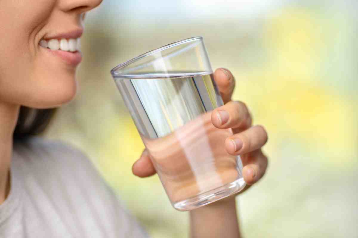 bere acqua prima di andare a letto perchè benefici