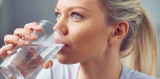 bere acqua prima di andare a letto perchè benefici