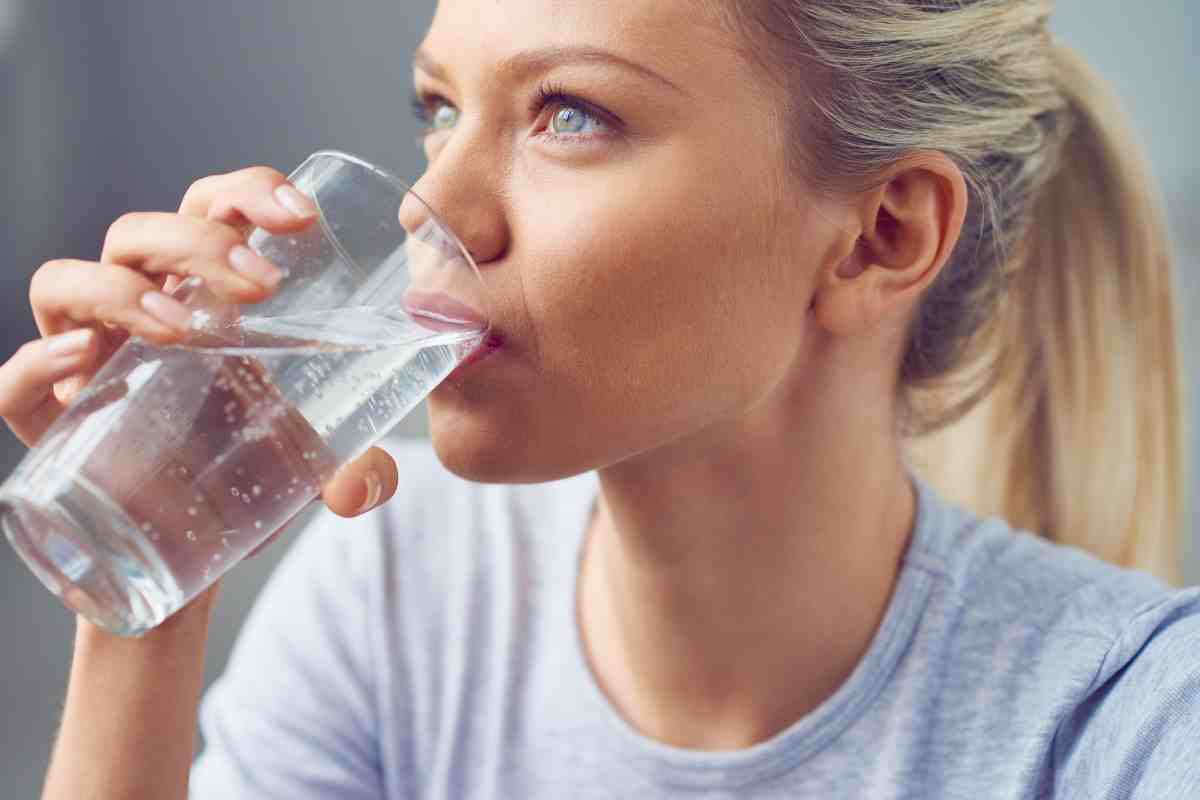 bere acqua prima di andare a letto perchè benefici