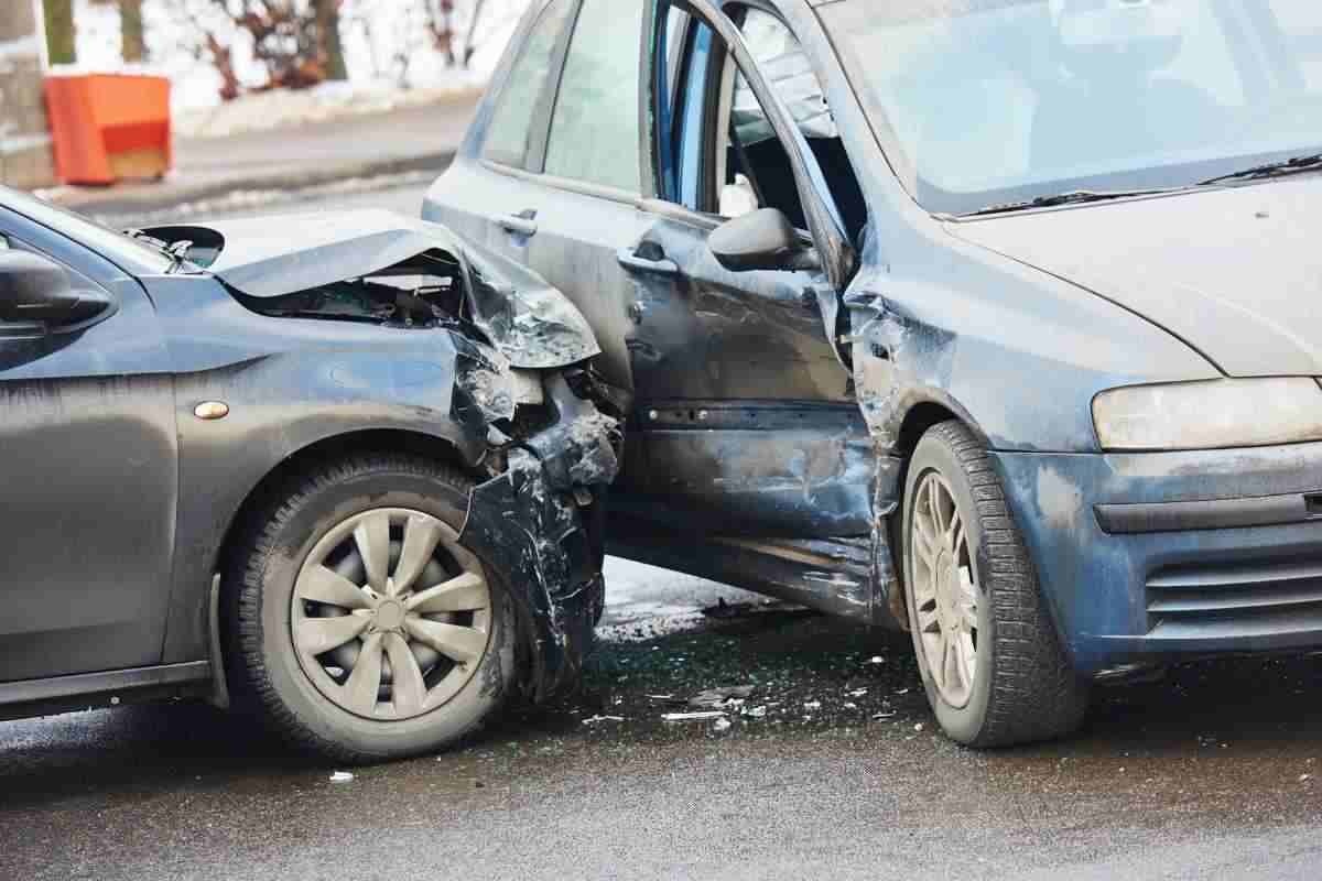 Incidente con auto straniera: come fare