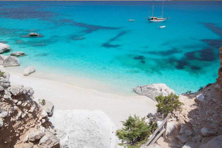 Spiaggia bianchissima e mare azzurro in Italia