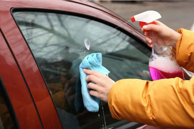 Come pulire i vetri dell'auto