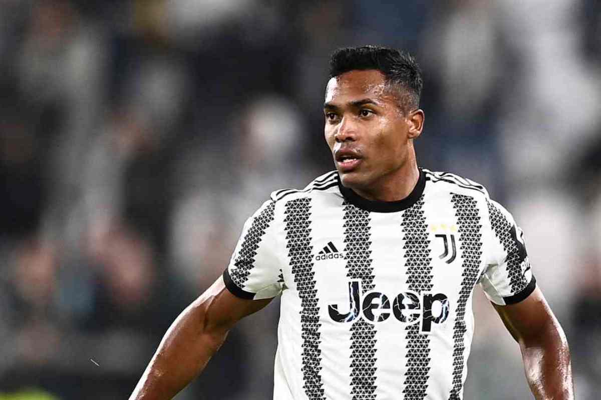 Calciomercato Juventus addio Alex Sandro Renan Lodi