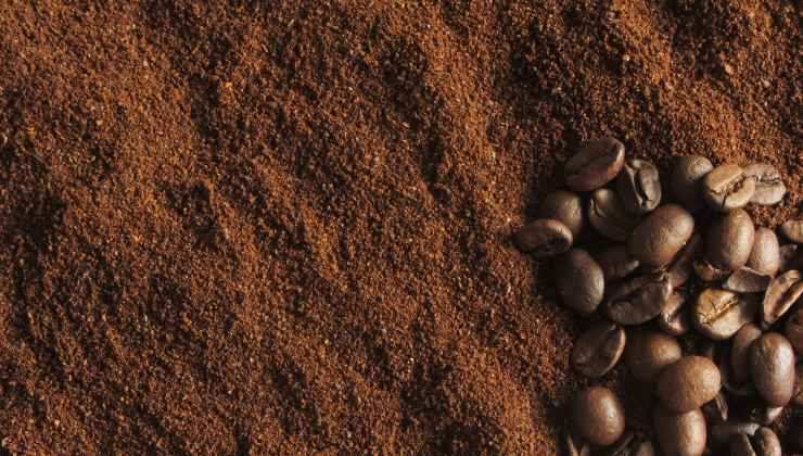 I fondi di caffè come soluzione per i piedi