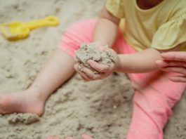 Giocare con la sabbia: perché fa bene ai bambini