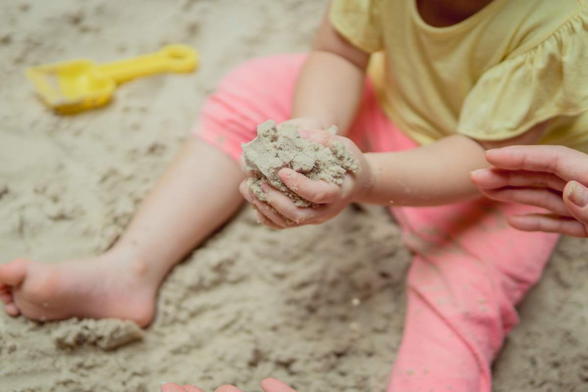 Giocare con la sabbia: perché fa bene ai bambini