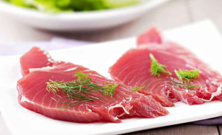 I rischi e cosa fare in caso di consumo del tonno crudo