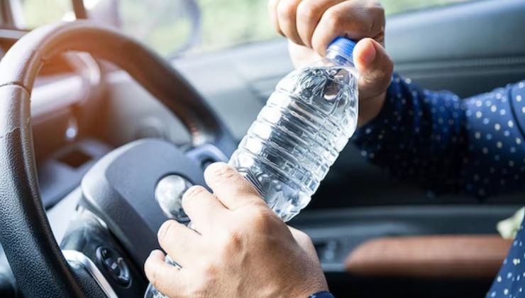 Lasciare una bottiglia di plastica in auto è molto pericoloso