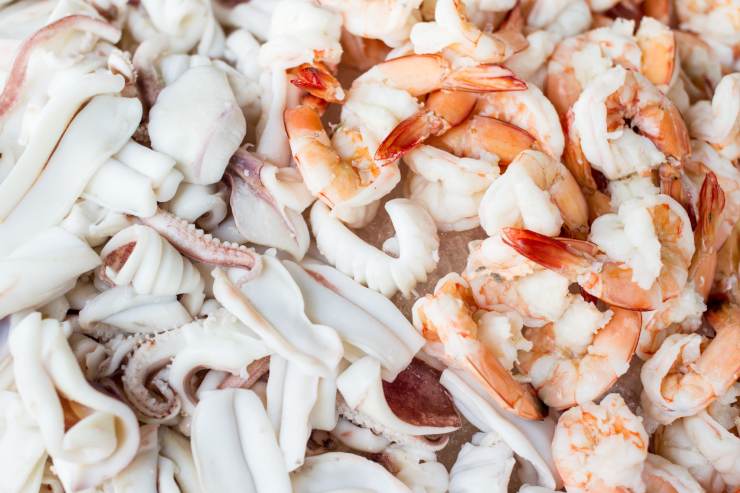 preparare spiedini di mare