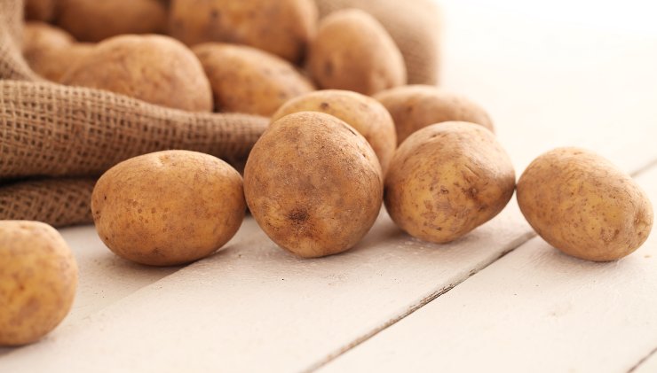 Come lavare e cucinare correttamente le patate