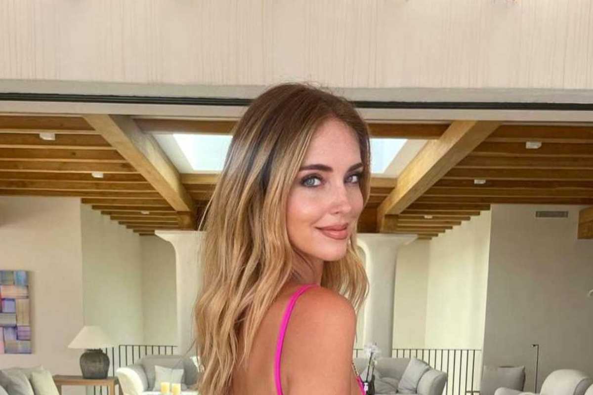 Chiara Ferragni bikini rosa fisico