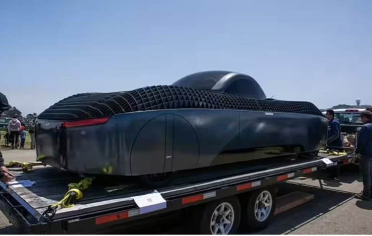 Il nuovo prototipo di auto volante viaggia in strada e vola