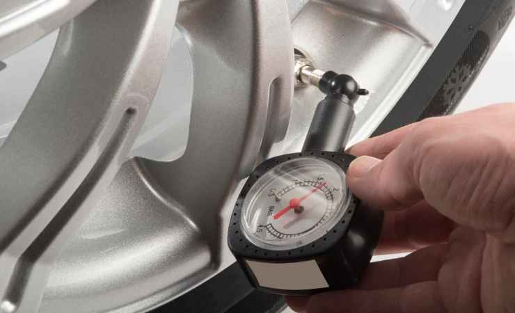 Controllare la pressione dei pneumatici dell'auto