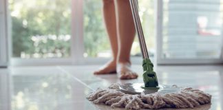 200 anni fa il pavimento si lavava in maniera diversa: ecco un prodotto da usare oggi per risparmiare