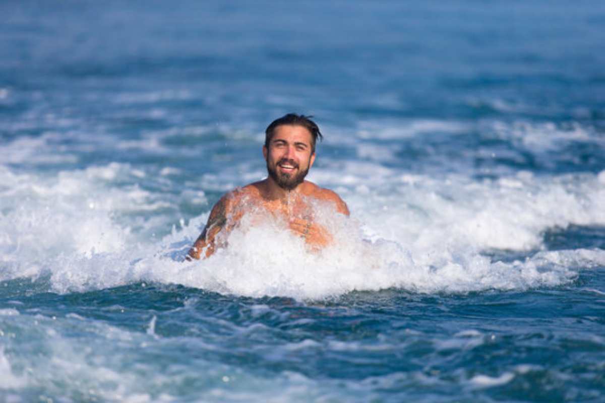 Fare la pipi in mare è pericoloso