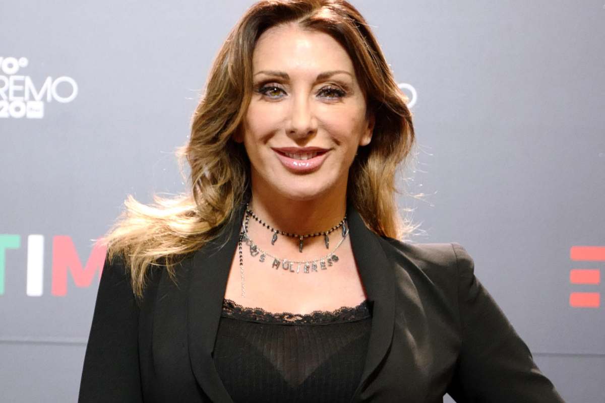 sabrina salerno in costume infiamma