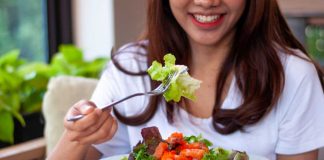 Smettere di mangiare alle 19: perché fa bene