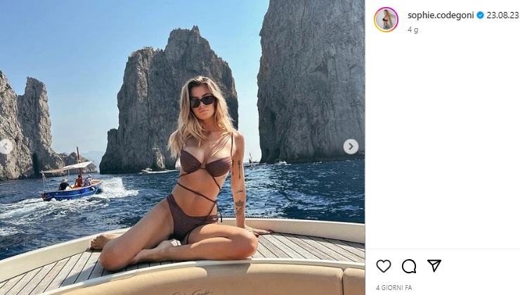 Sophie Codegoni scatenata a Capri
