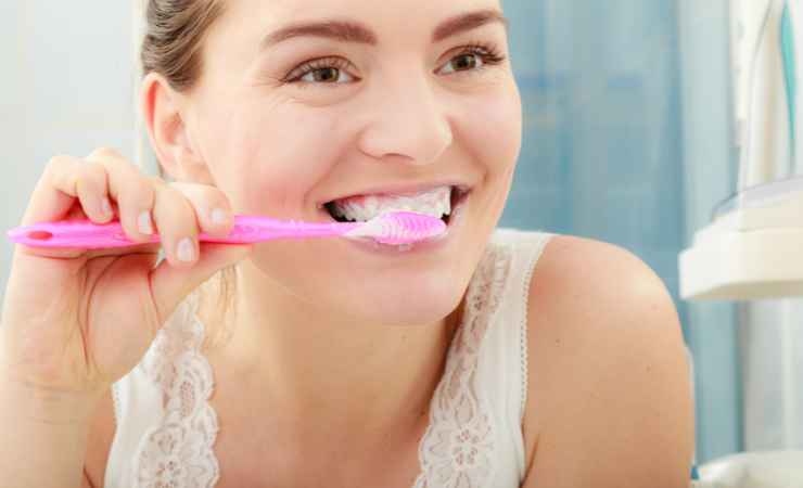 Non spazzolare i denti con uno spazzolino asciutto