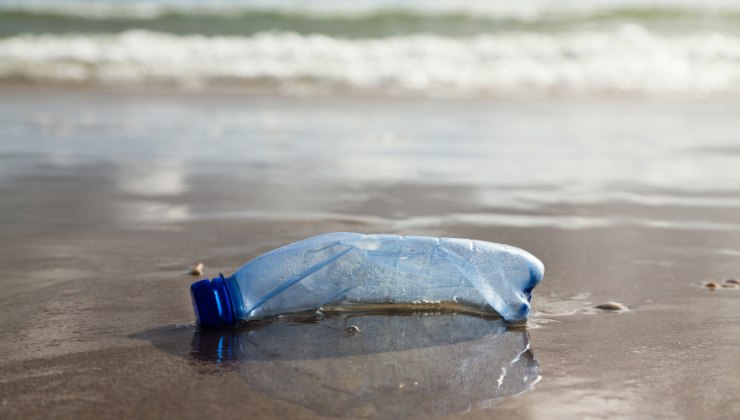 bottiglie di plastica al sole: perché non va mai fatto