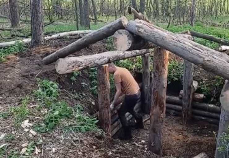 Costruzione di una casetta nel bosco fa il giro del web