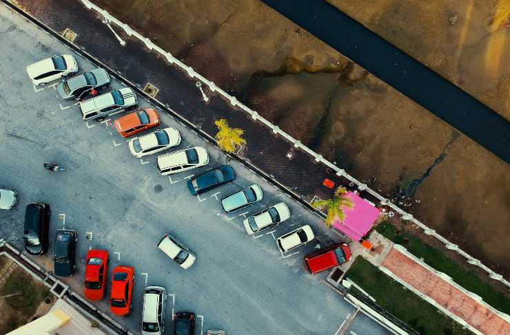 Occupare un parcheggio a piedi: cosa dice la legge